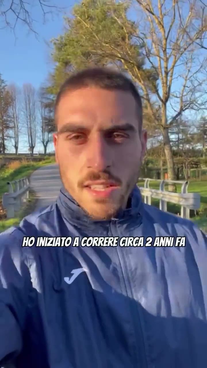 Fotogramma del video: un atleta parla alla telecamera lungo una strada di campagna.