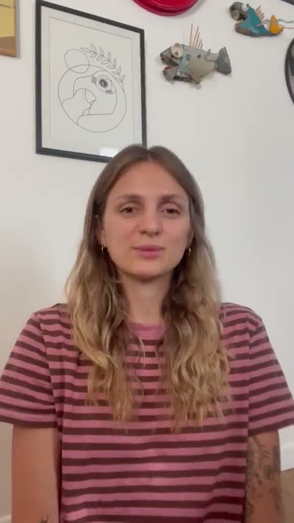 Fotogramma del video: un’atleta parla alla telecamera.